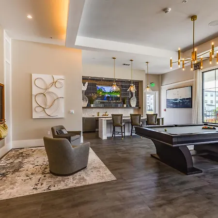 Private Full Pet-Friendly King Condo, Pool, Gym, Near Parks